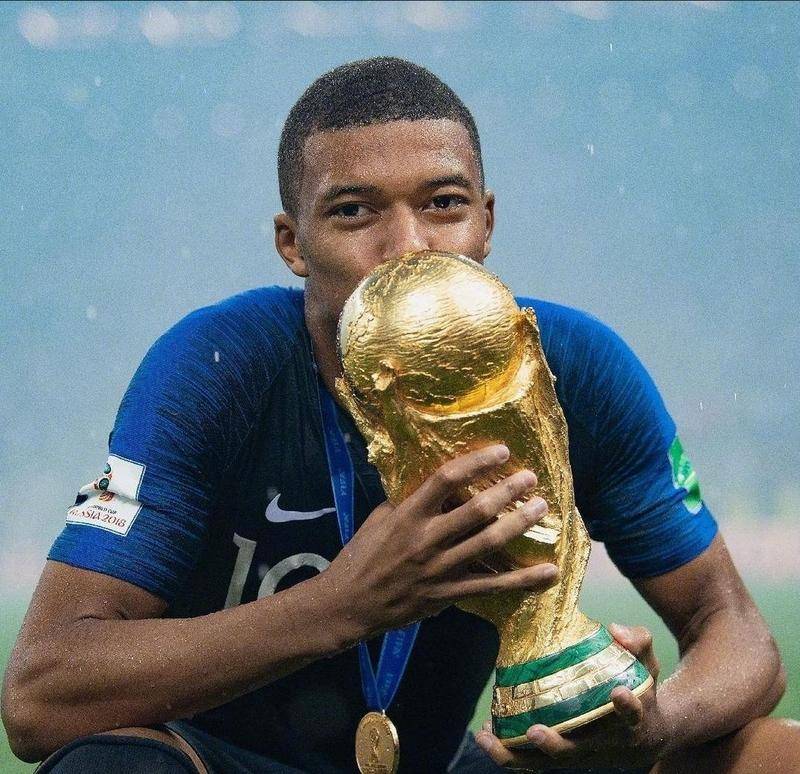 姆巴佩41球金球第七，巴黎没他夺三冠，登贝莱拿奖这记耳光太响